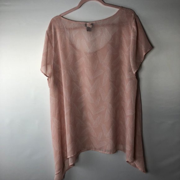 Torrid Pink Feather Print Sharkbite Blouse SZ 2 - Picture 8 of 8